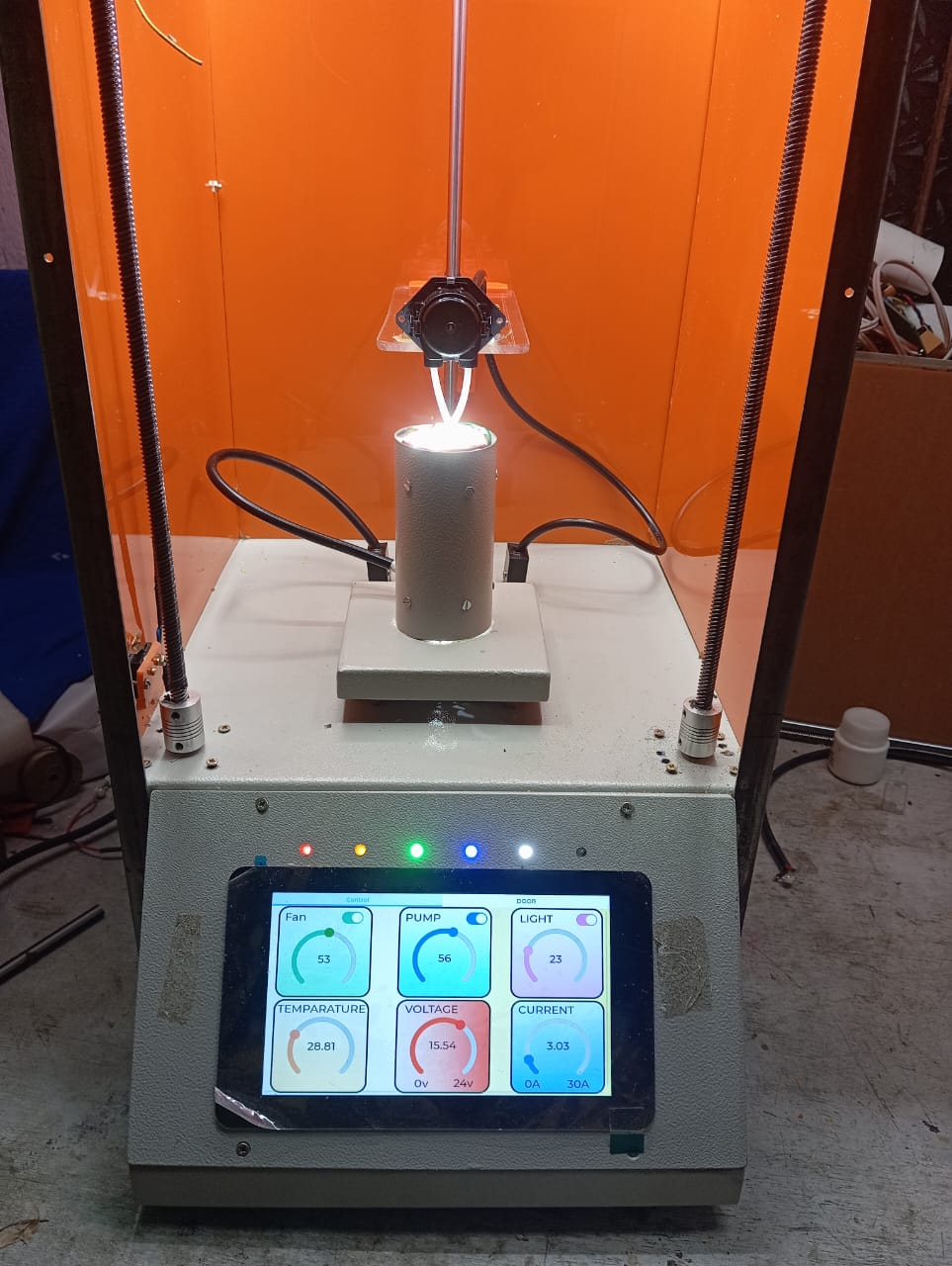 Batch-Flow Photoreactor